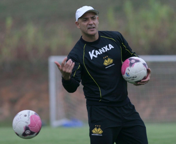 Tigre renova com Márcio Corrêa e Bira