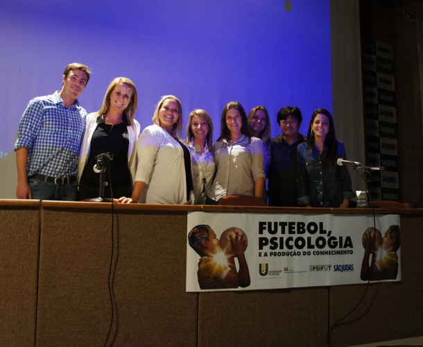 Tigre representado em evento com o técnico Felipão