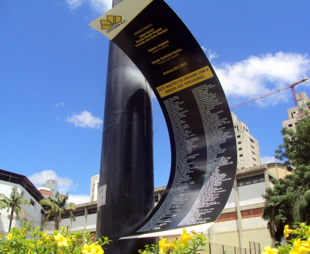 Tigre restaura placa da bandeira