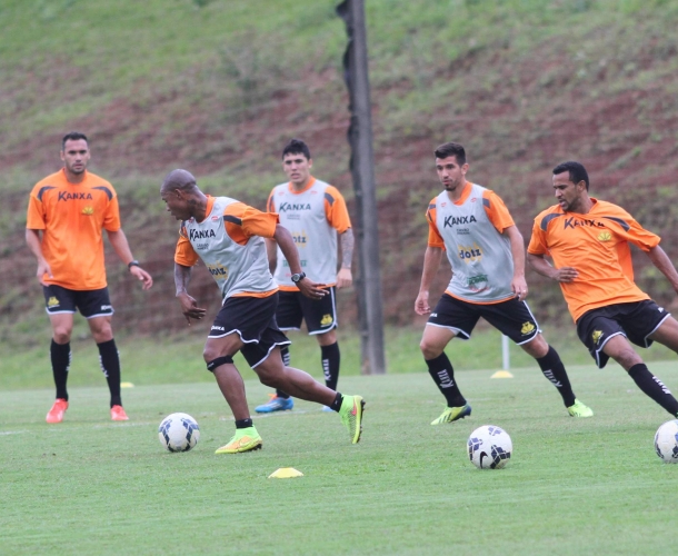 Tigre treina forte em dois períodos