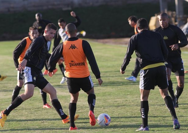 Tigre se reapresenta e treina no CT