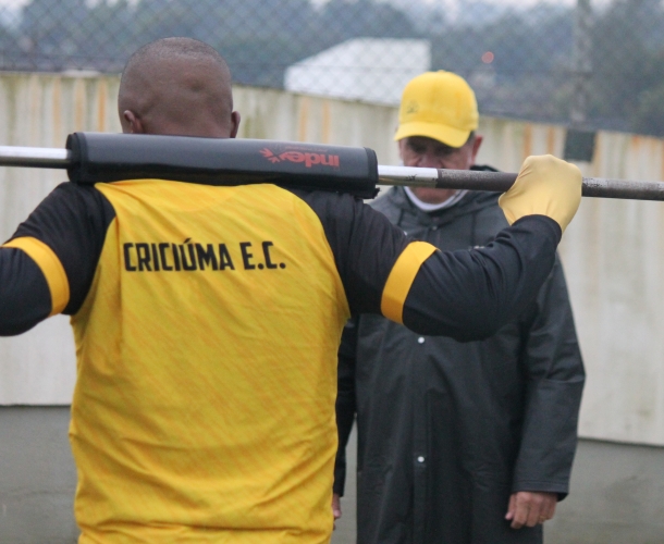 Tigre treina a parte física e técnica