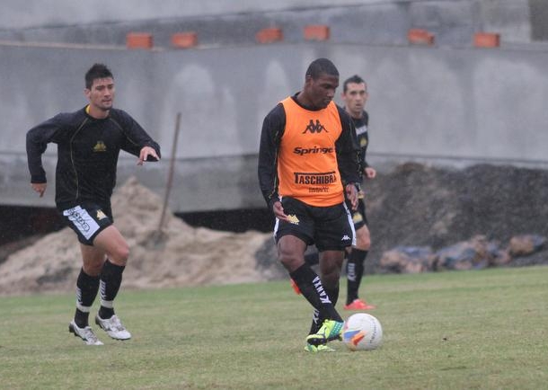Tigre treina forte em dois períodos