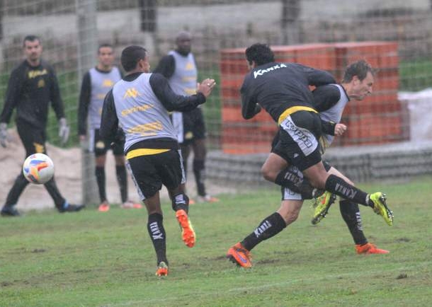 Tigre treina parte técnica e cobranças de falta