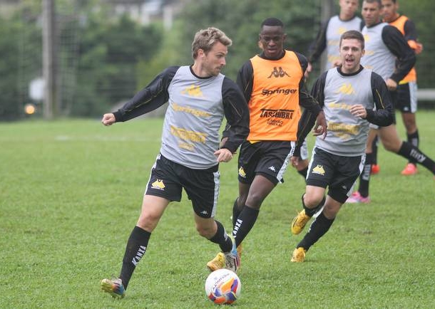 Tigre treina parte técnica e tática