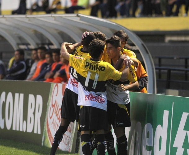 Tigre vence e fica a um empate da final