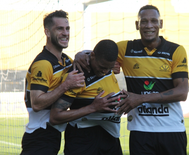Tigre vence o clássico no Majestoso