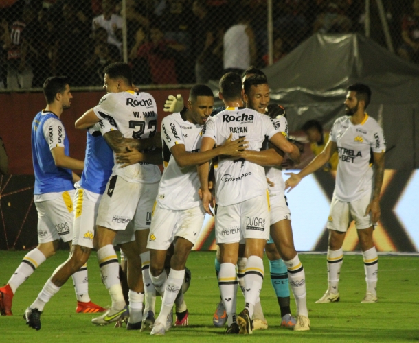 Tigre vence o Vitória no Barradão e volta ao G4