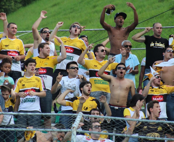 Torcida carvoeira comemora goleada