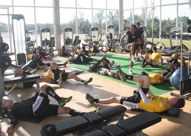 Trabalho de força e core na academia