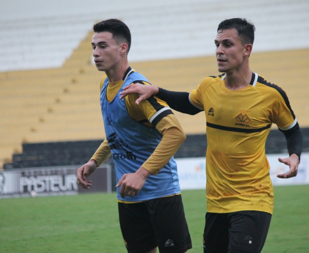Treinamento no gramado do Heriberto Hülse