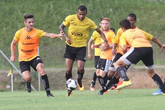 Treino coletivo com o Sub-20