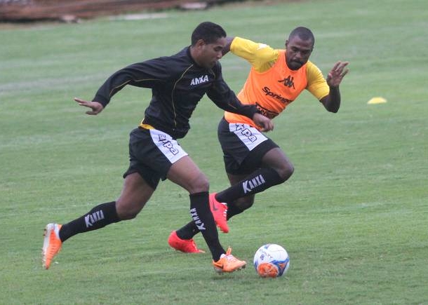 Treino de força e de chutes a gol no Tigre