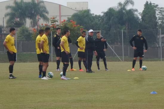 Treino de jogadas ofensivas e finalizações