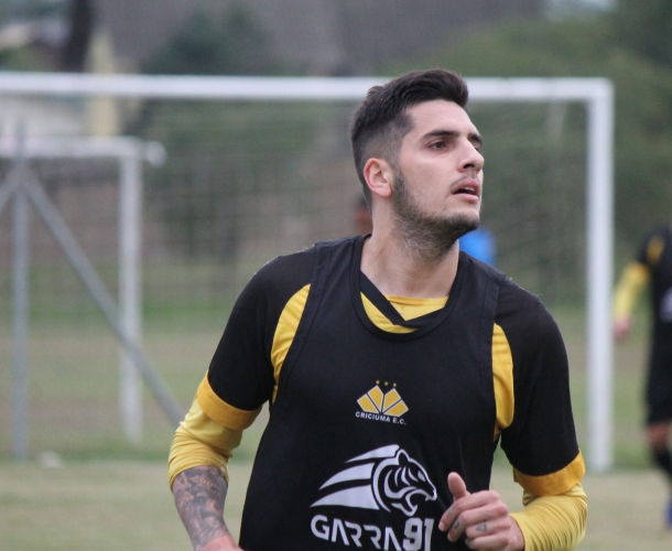 Treino específico no gramado do CT