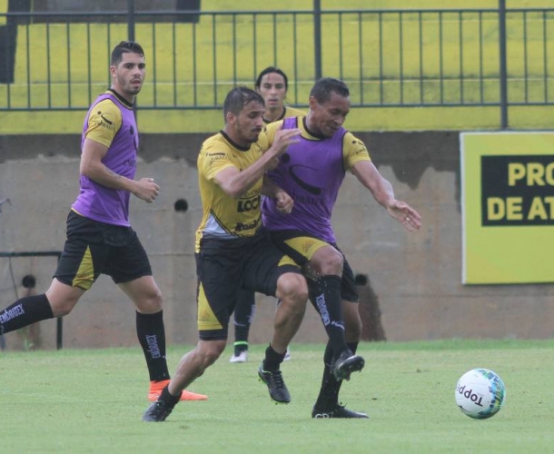 Treino tático e cobranças de falta