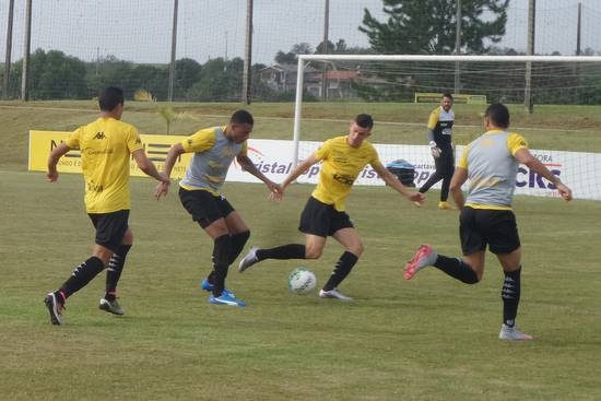 Treino tático e técnico no CT