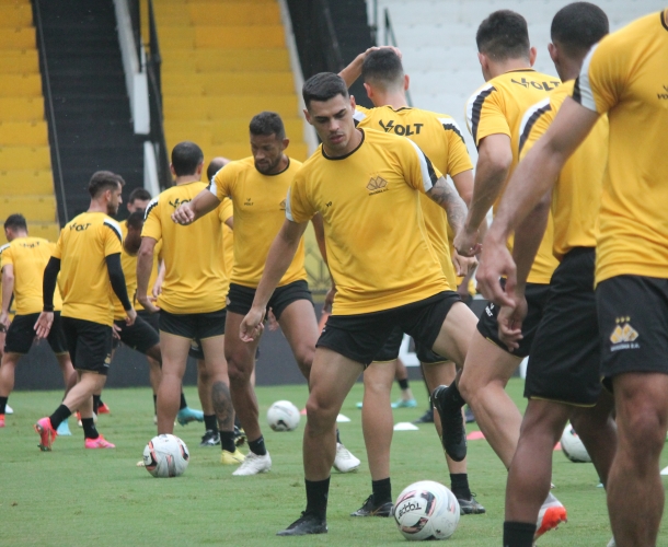 Treino tático no Heriberto Hülse