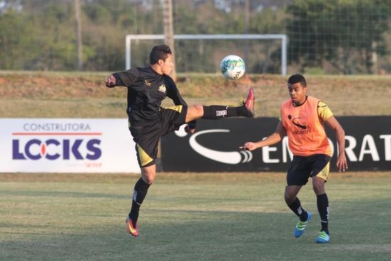 Treino técnico e de cobranças de falta
