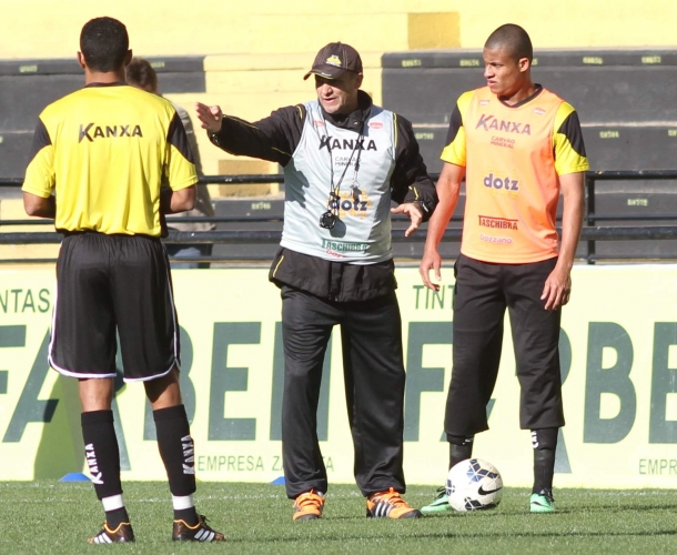 Wagner Lopes realiza ajustes na equipe