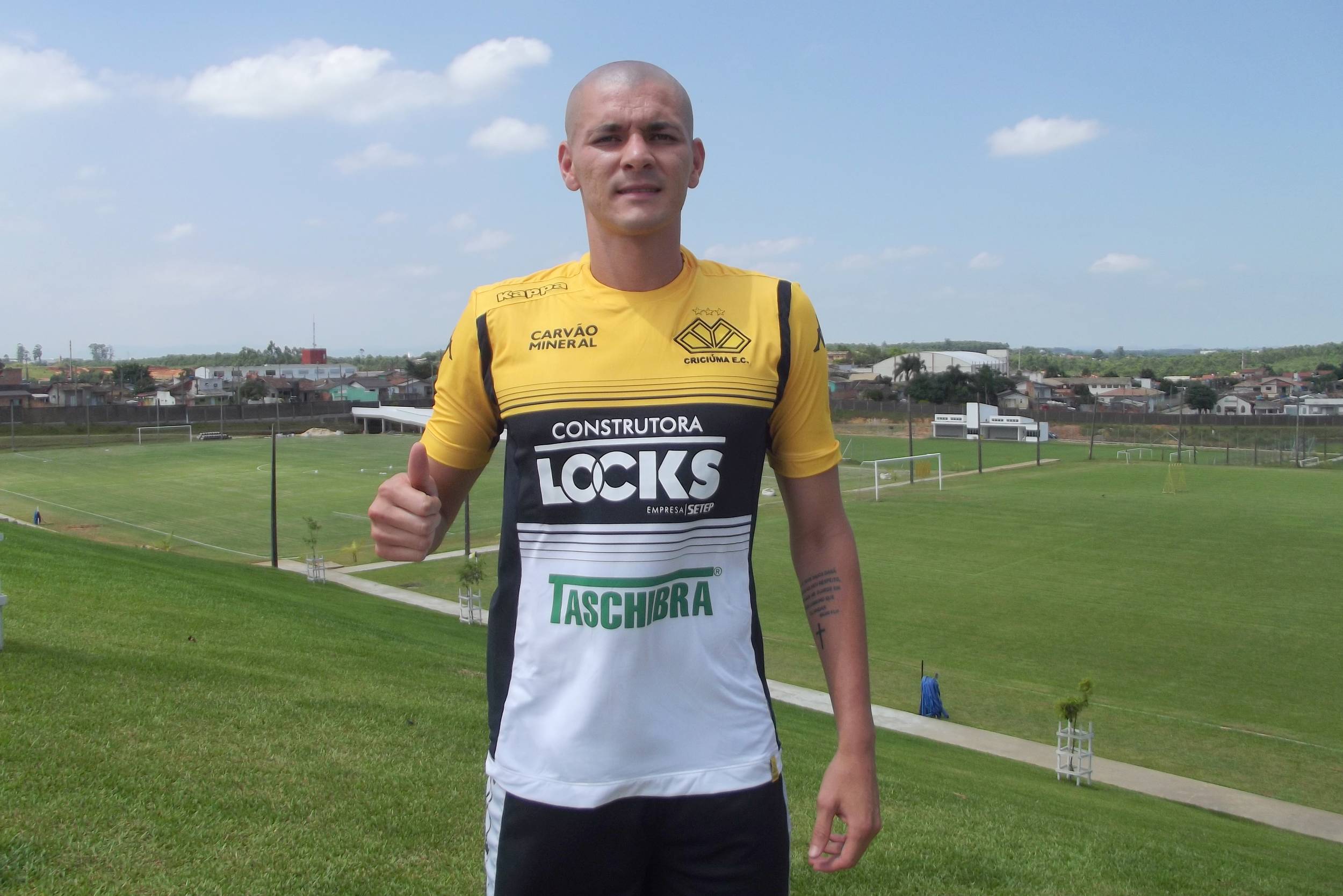 Zagueiro é apresentado no CT