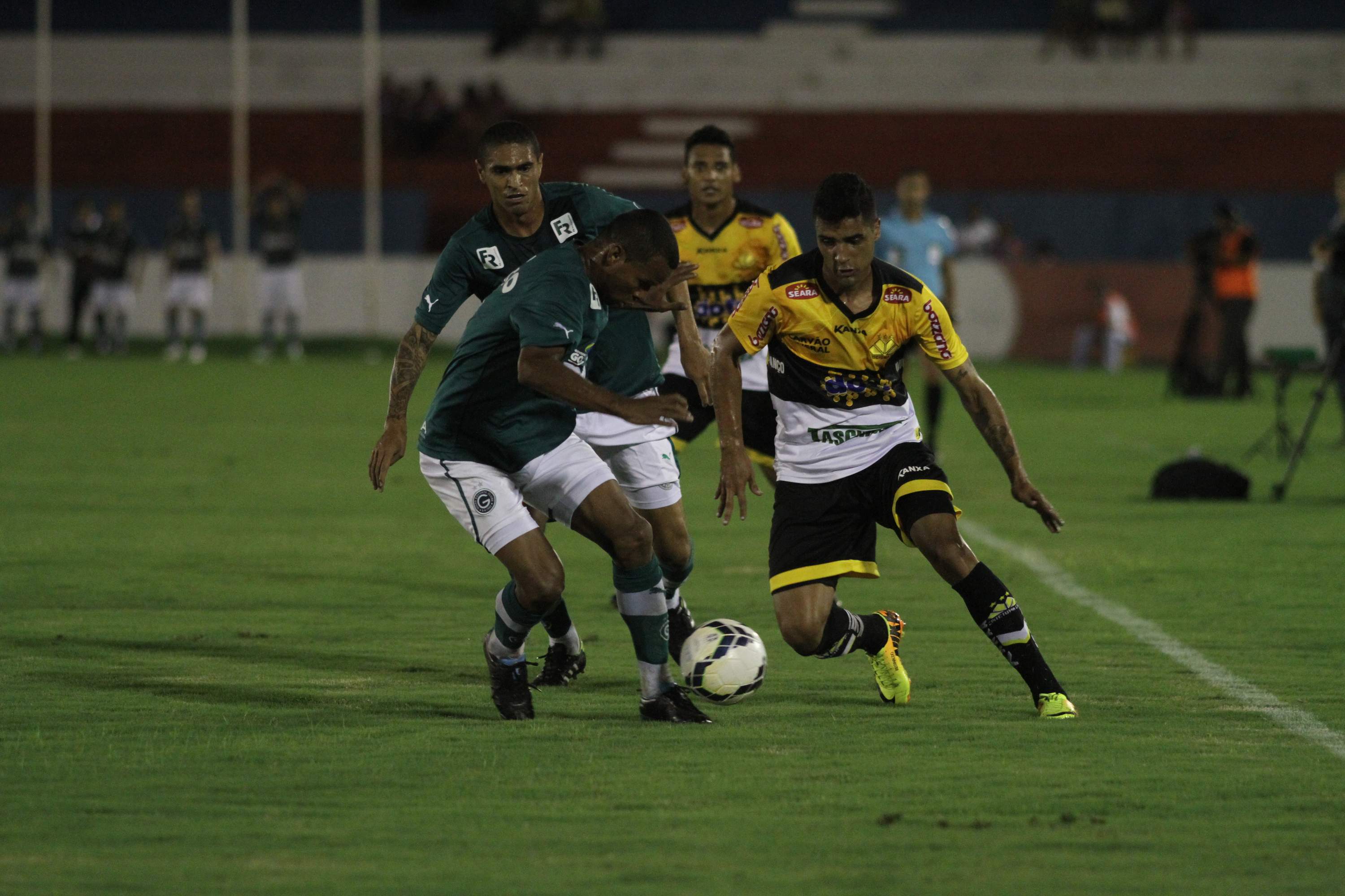 Tigre luta, mas perde fora de casa para o Goiás