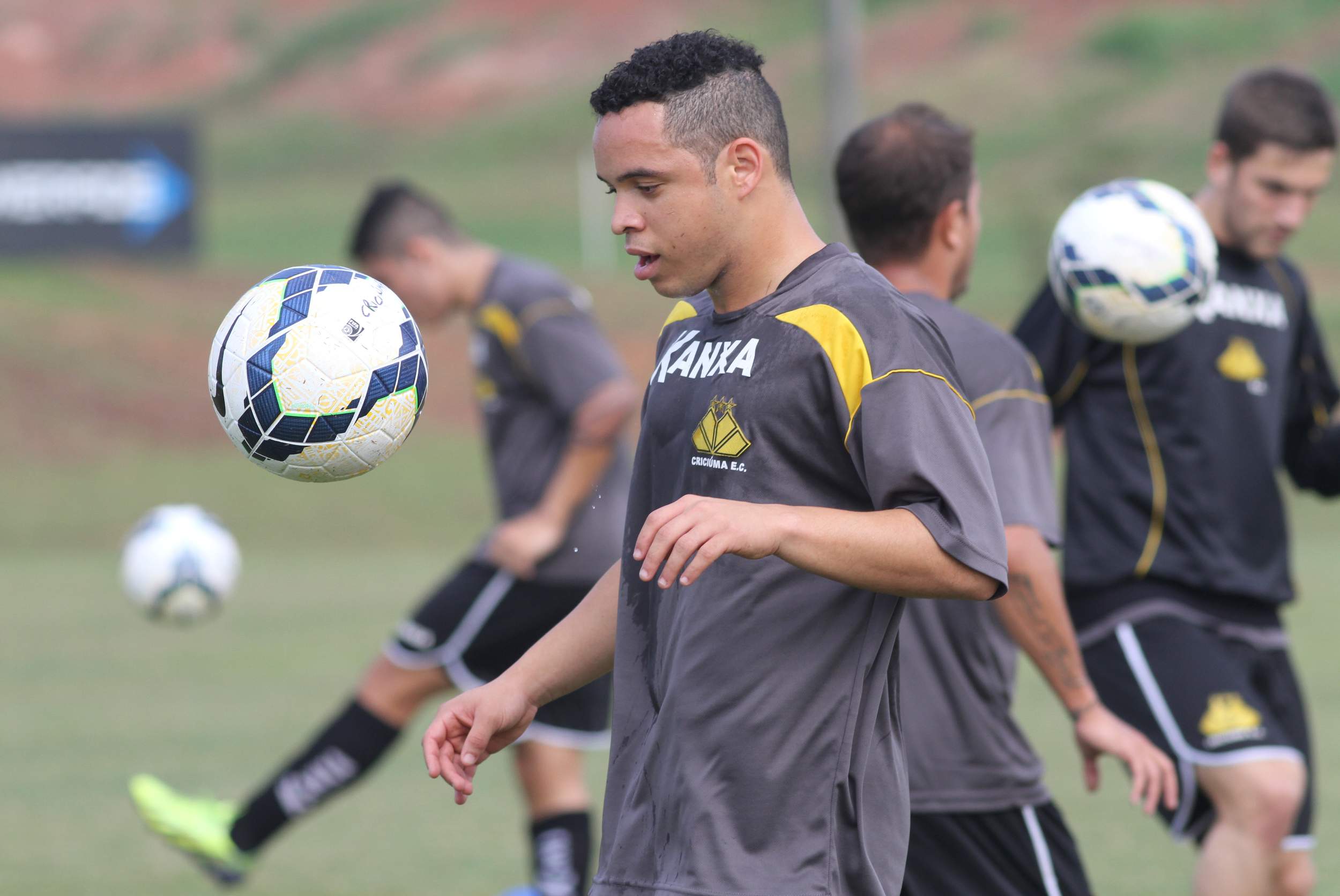 Tigre faz treino técnico e tático no CT