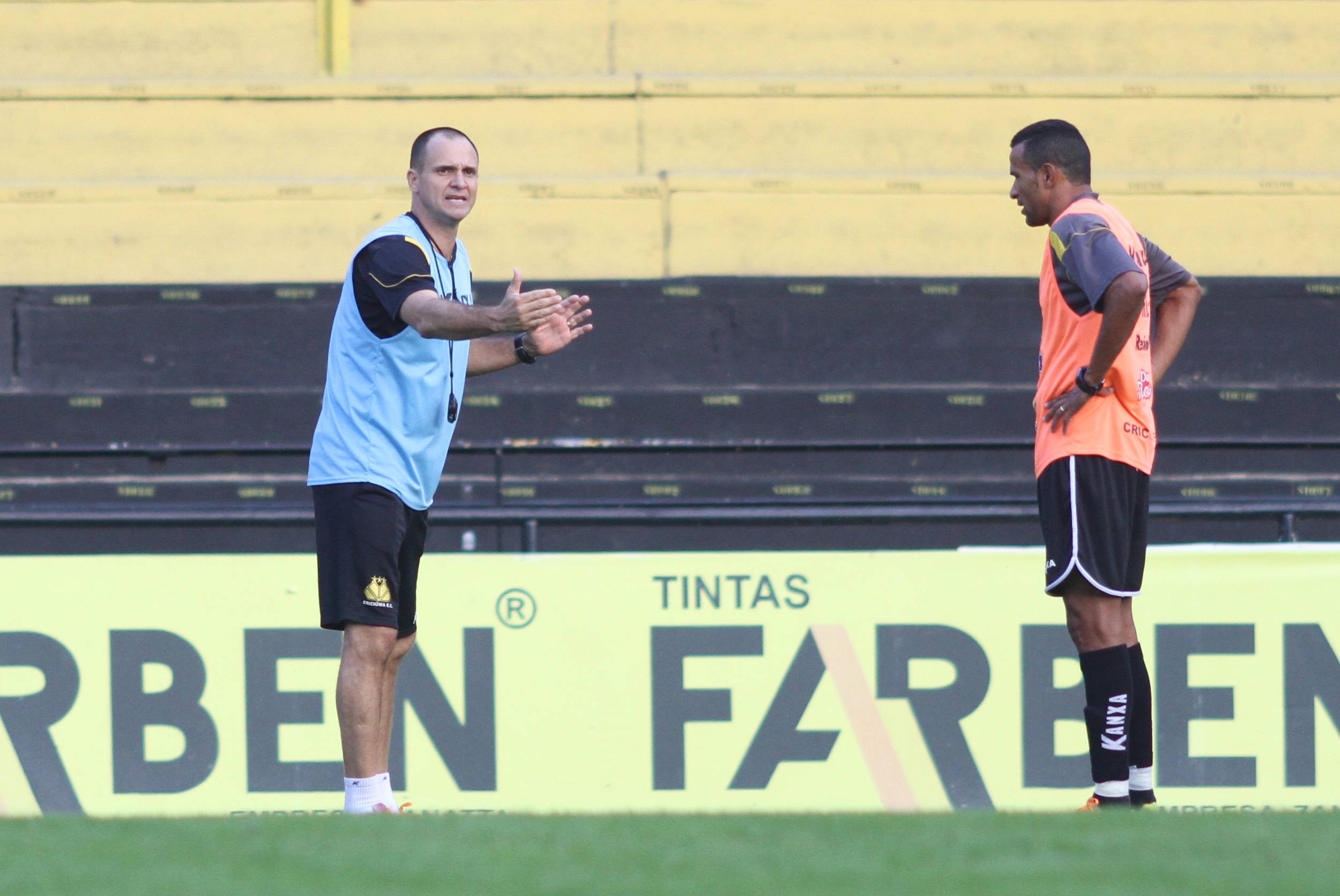 Tigre treina no gramado do Majestoso