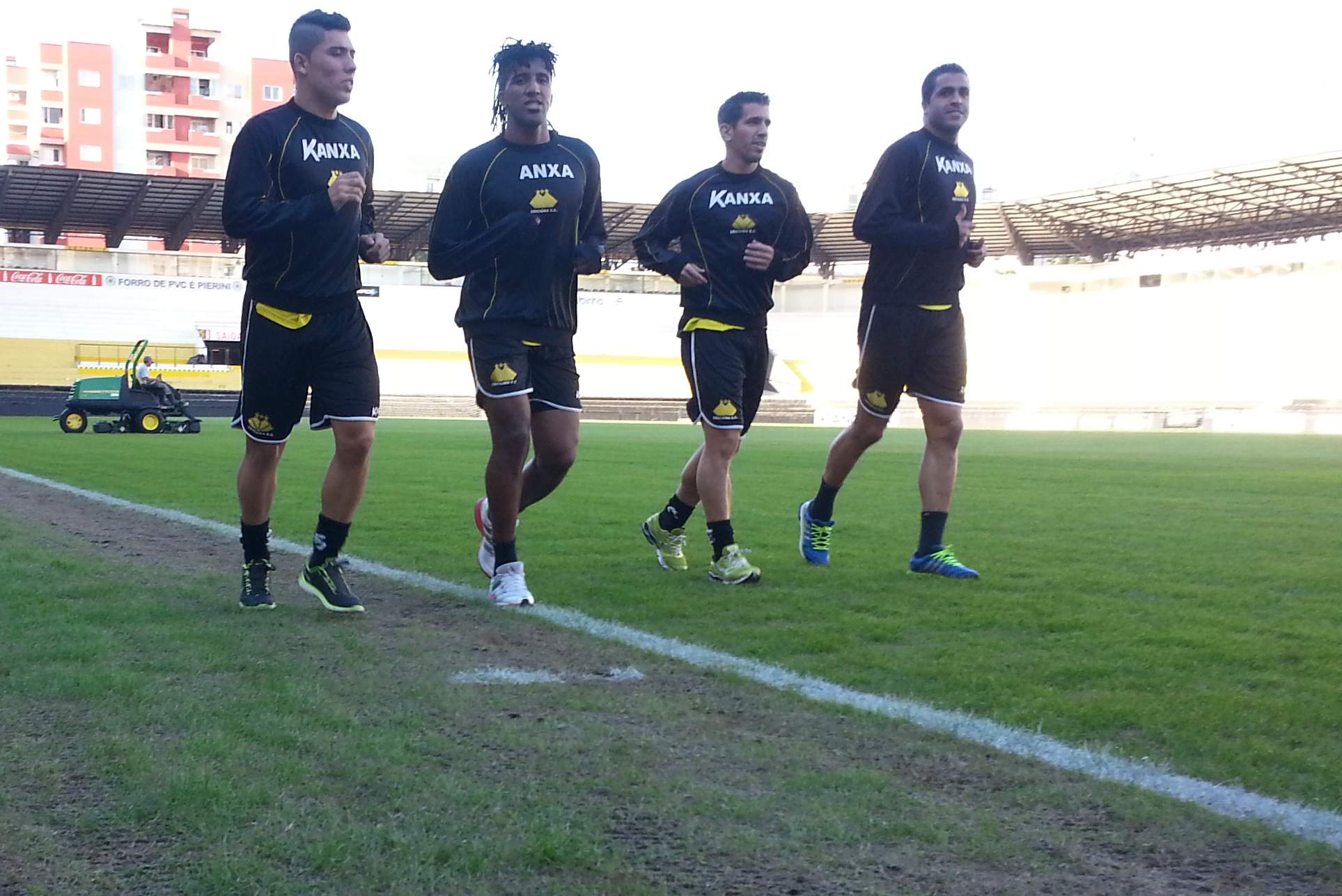 Tigre faz treino com dois grupos