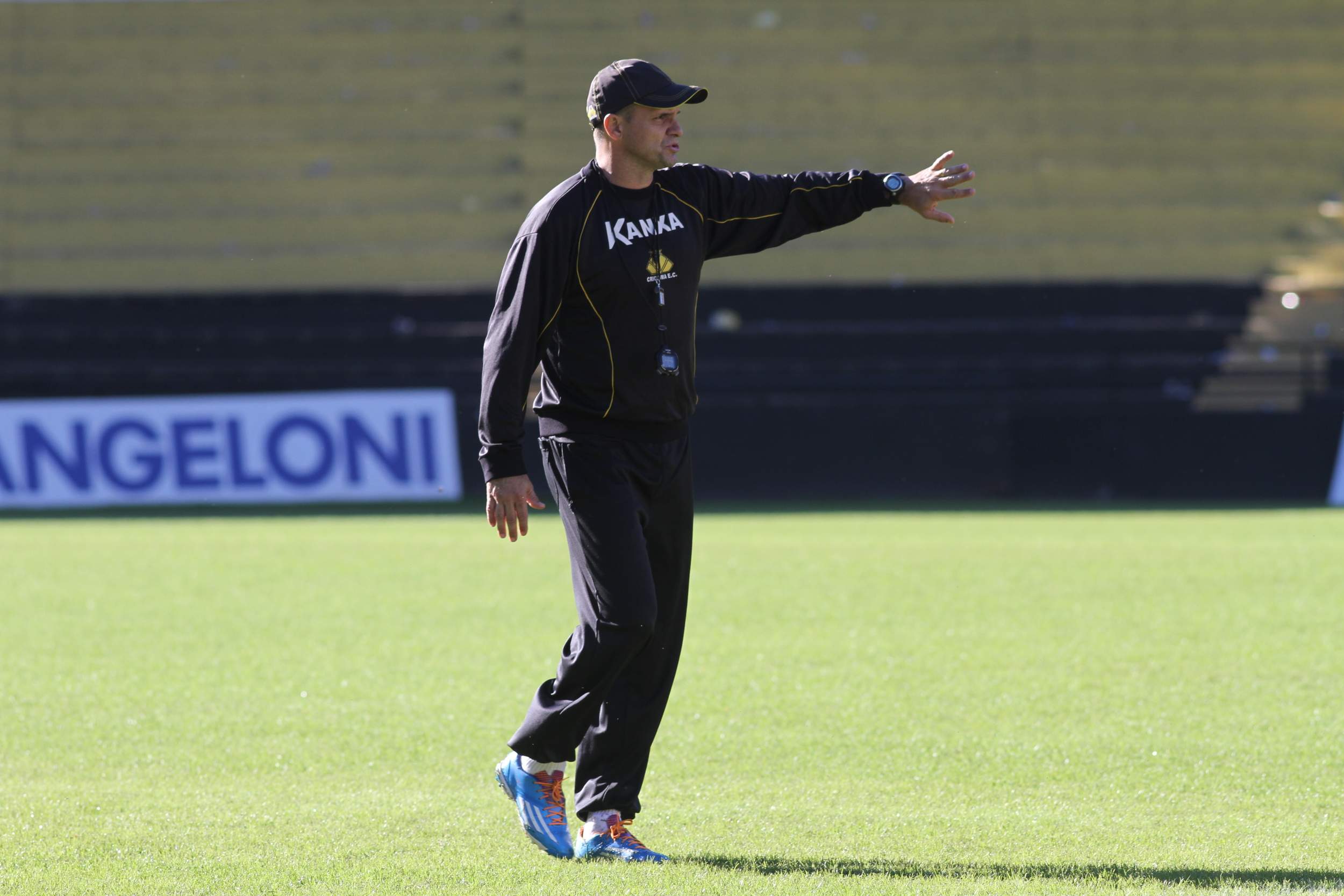 Tigre faz treino e parte para SP