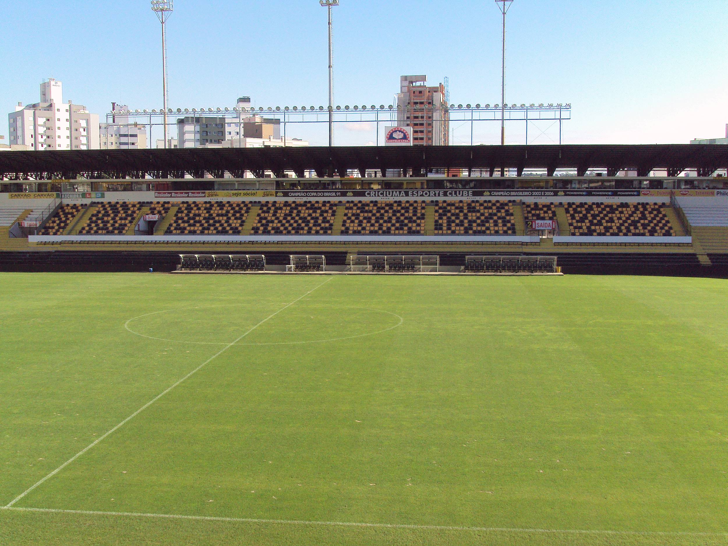 Cadeiras prontas para receber a torcida tricolor