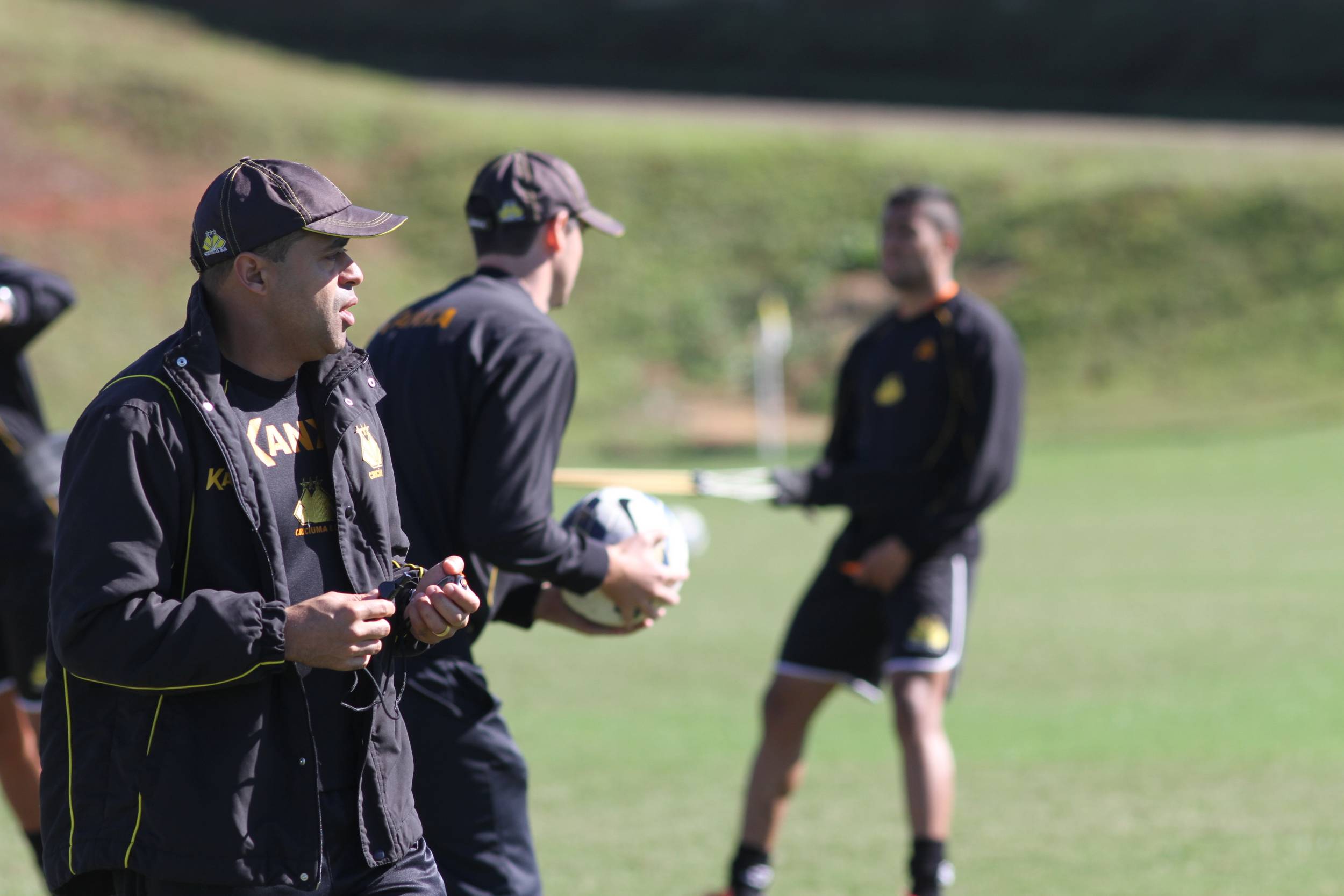 Atletas fazem atividade de força no CT
