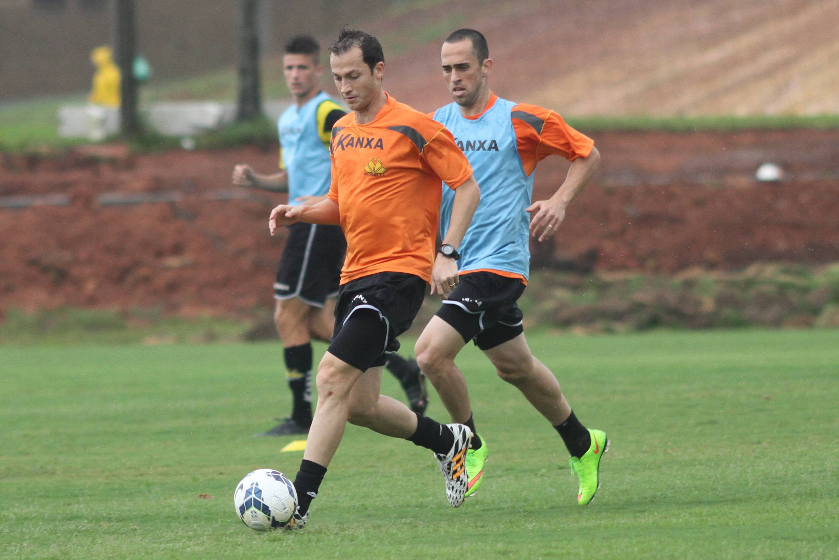Grupo realiza treino coletivo no CT