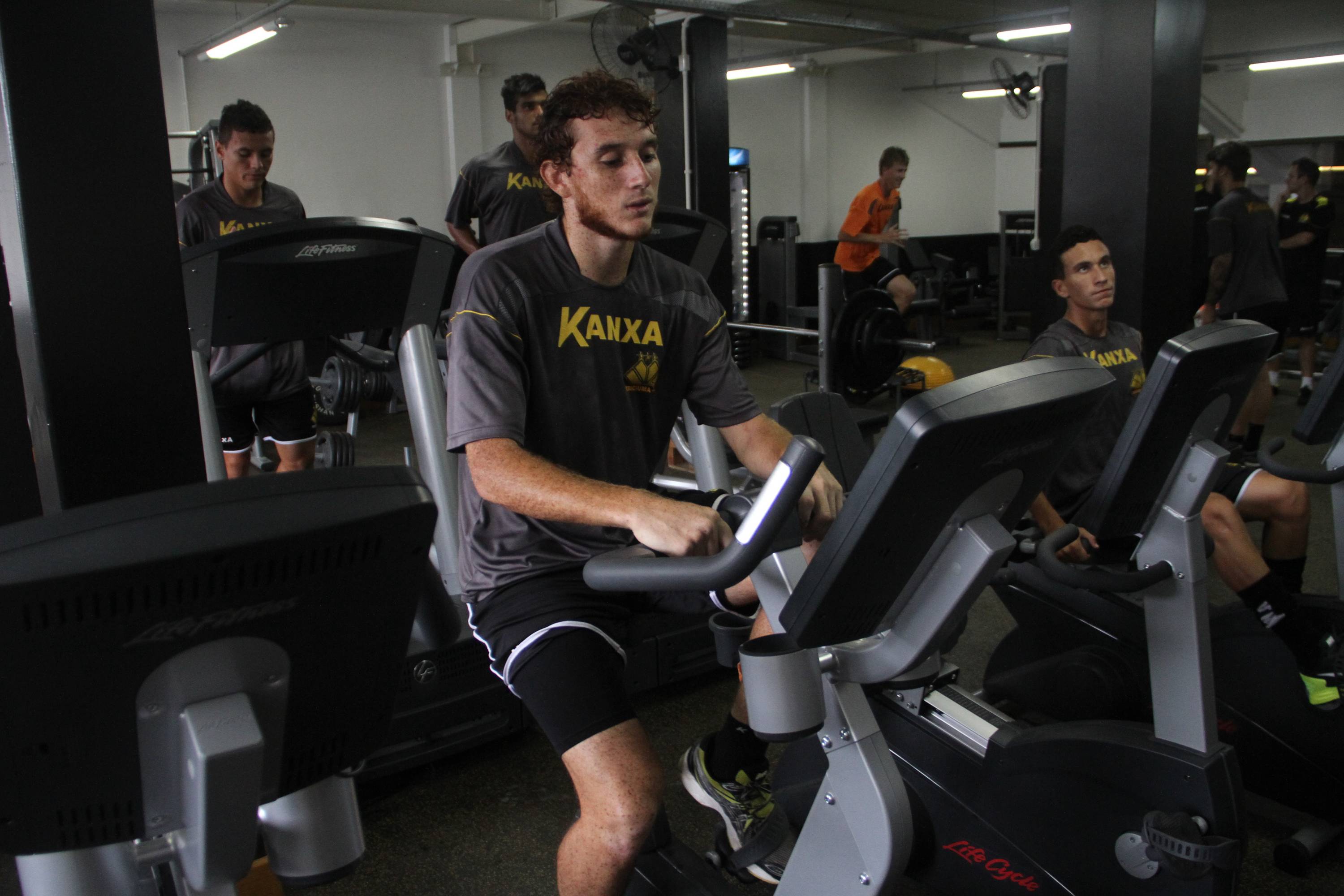 Tigre treina parte técnica no ginásio