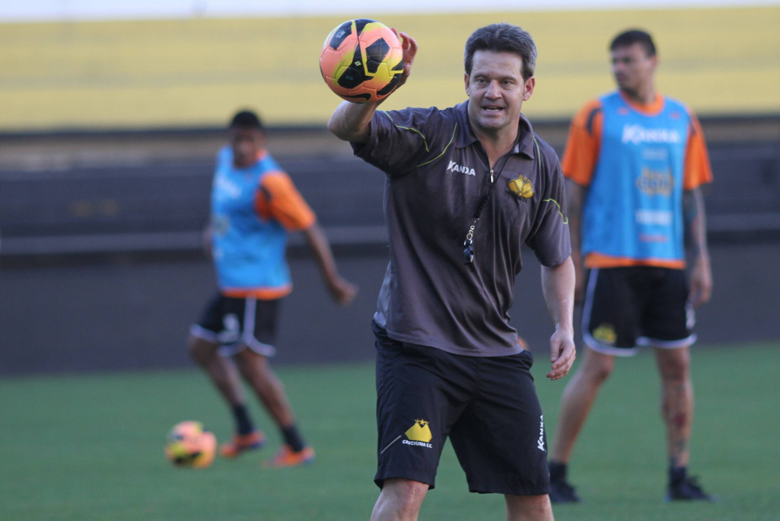 Criciúma enfrenta o Atlético-PR