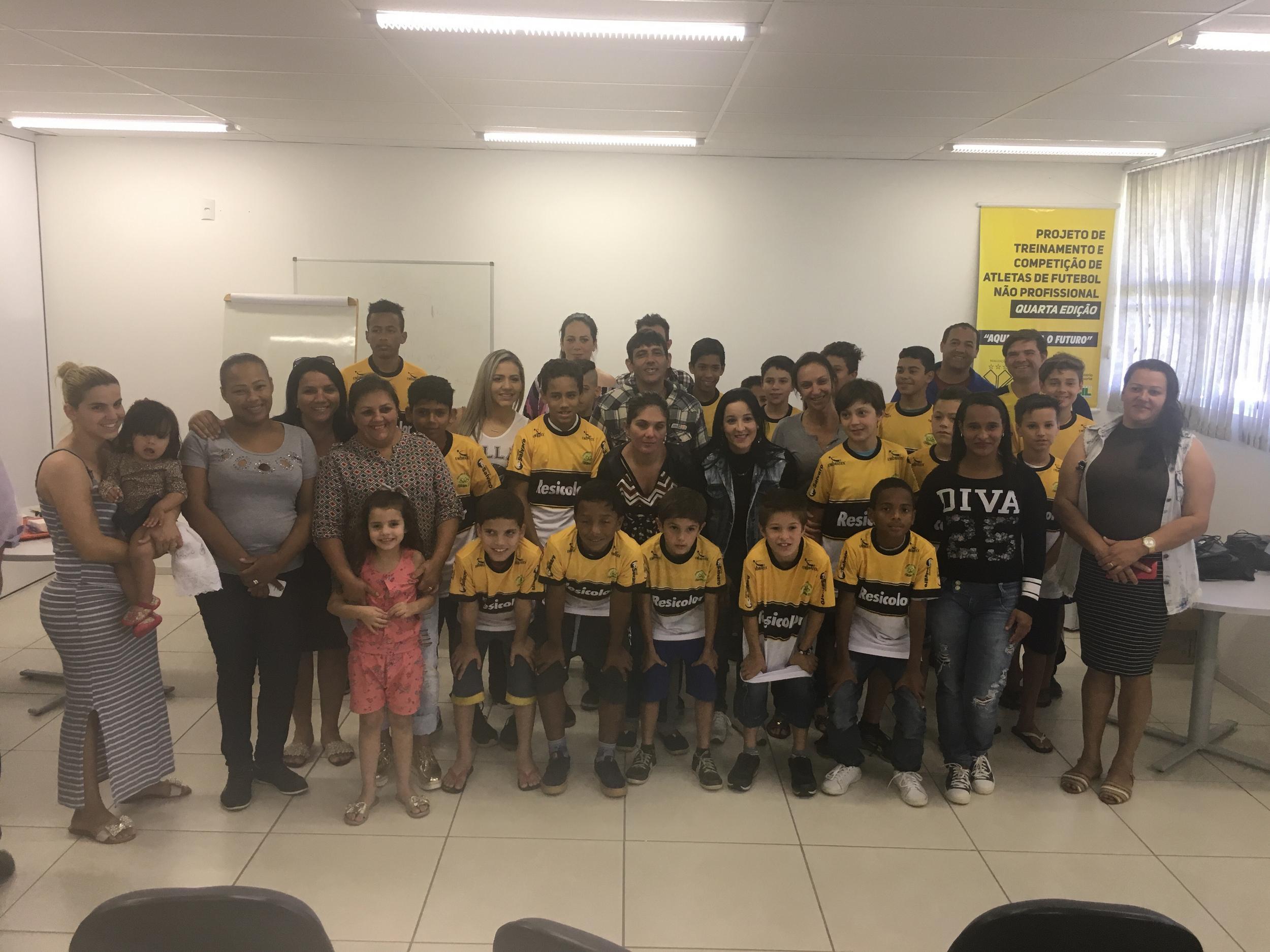 Entrega de uniformes de parceria entre Tigre e prefeitura