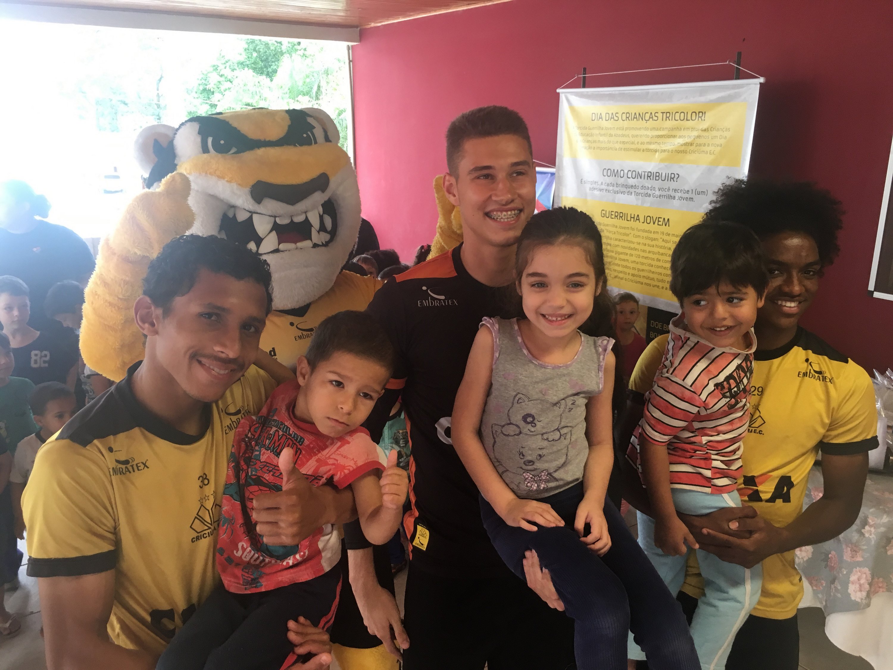 Entrega de brinquedos no Dia da Criança Tricolor