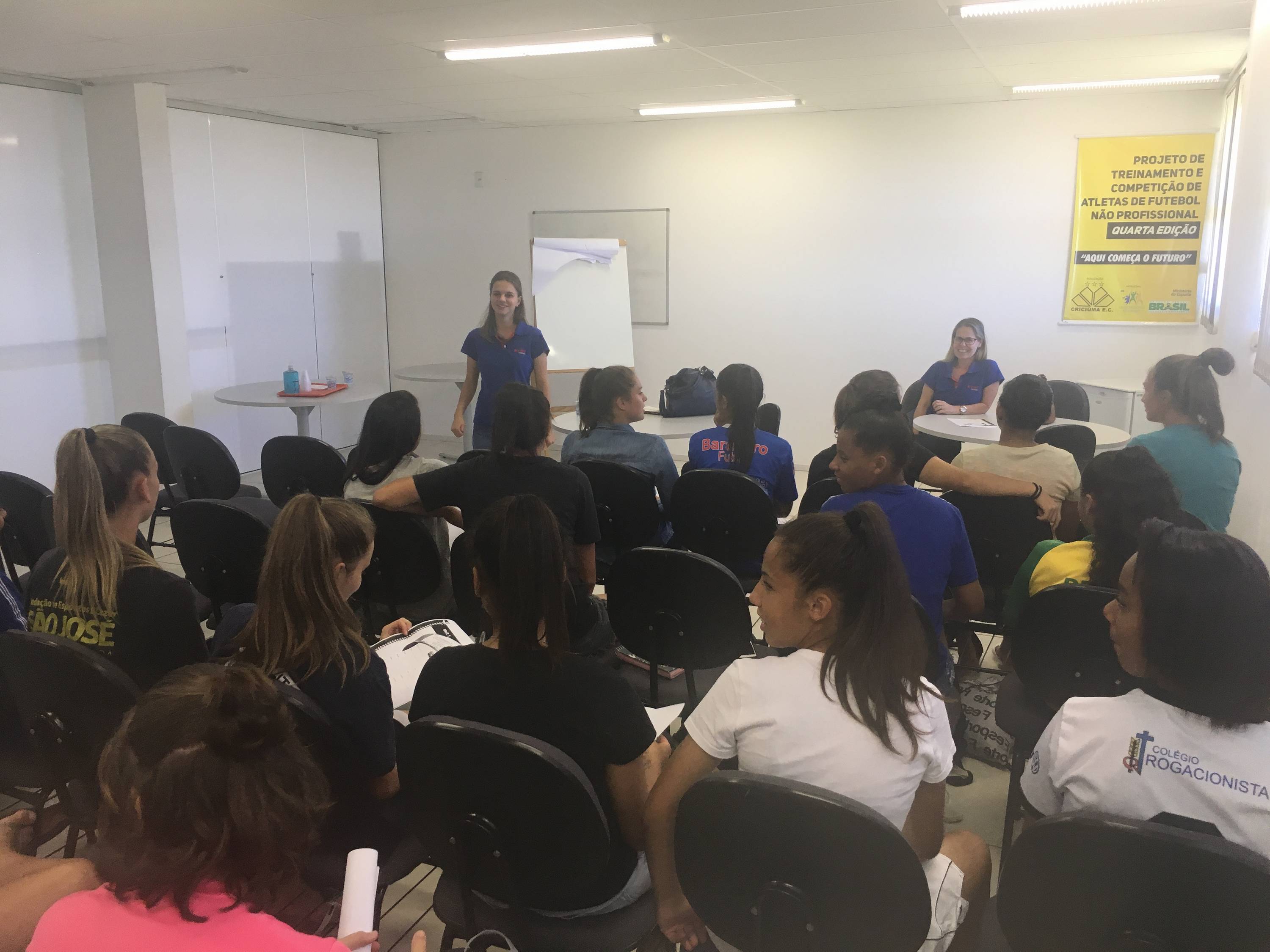 Meninas carvoeira fazem curso de inglês 18/04