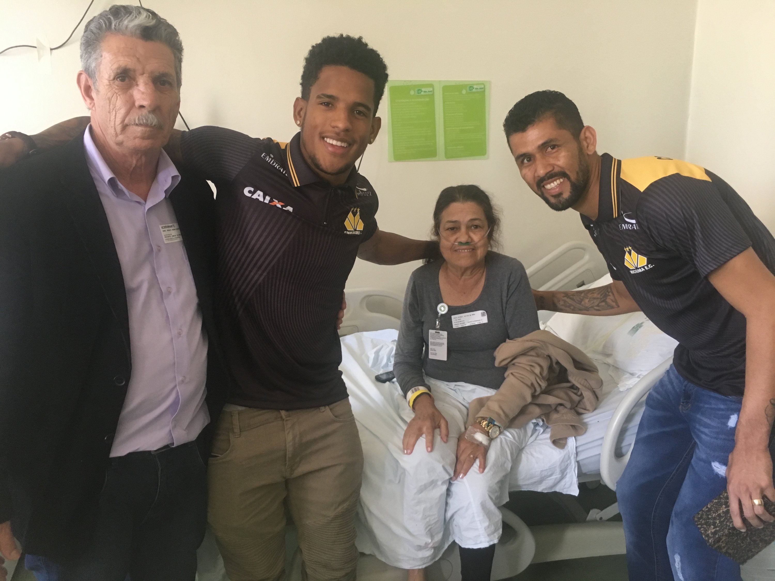 Atletas do Tigre visitam o Hospital São José