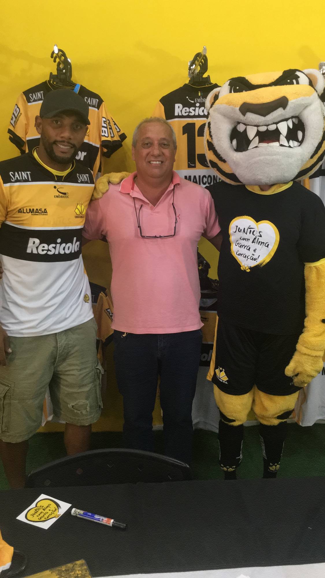 Lançada a camisa promocional do lateral Maicon