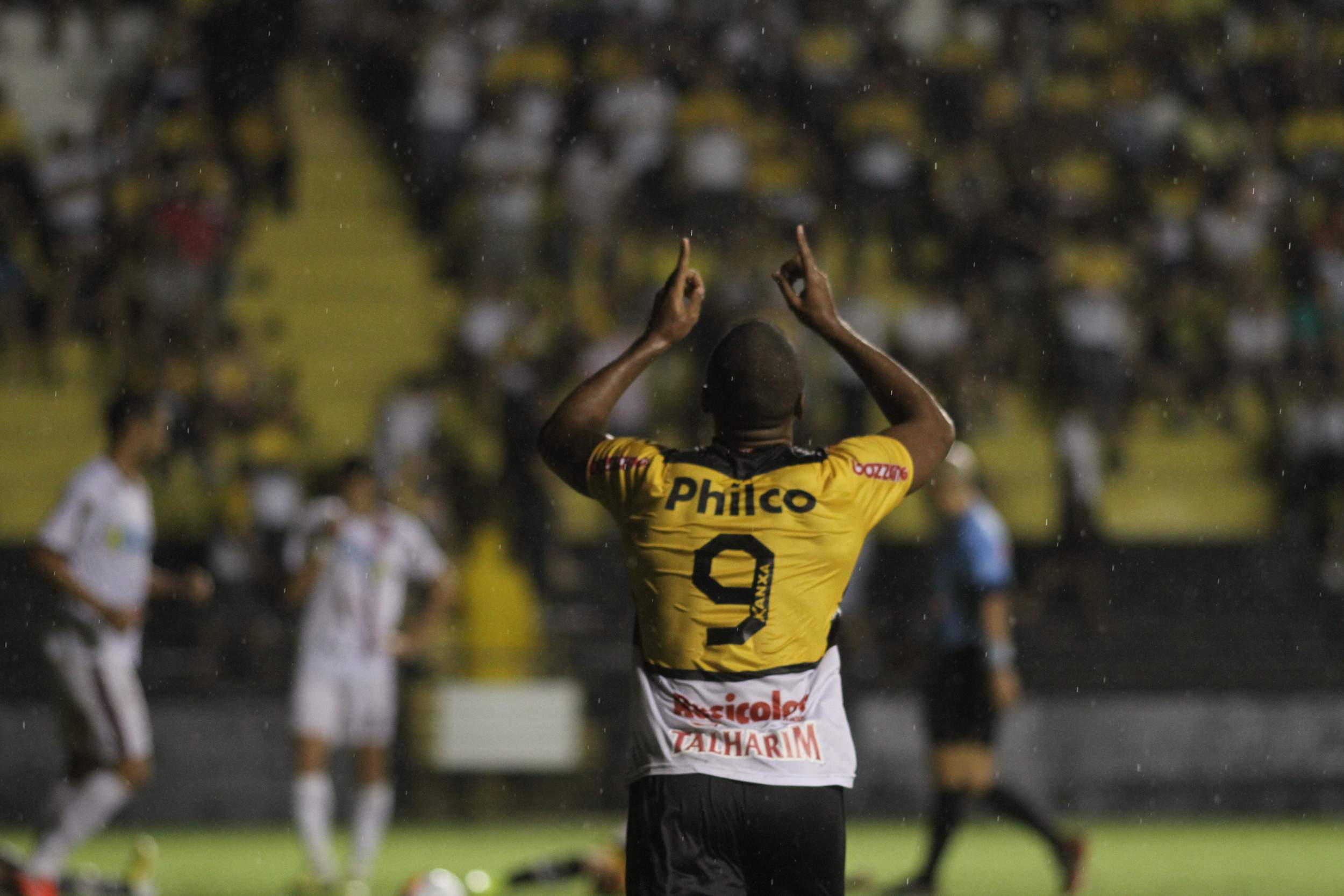 Tigre goleia e garante classificação