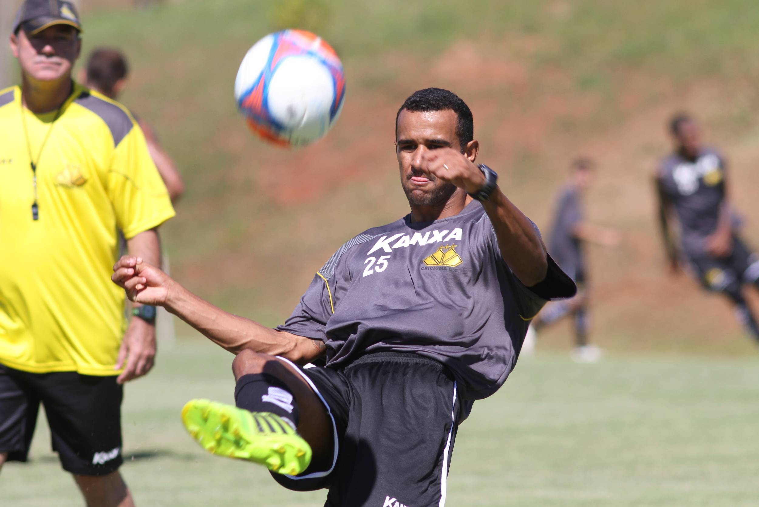 Tigre trabalha posicionamento no CT