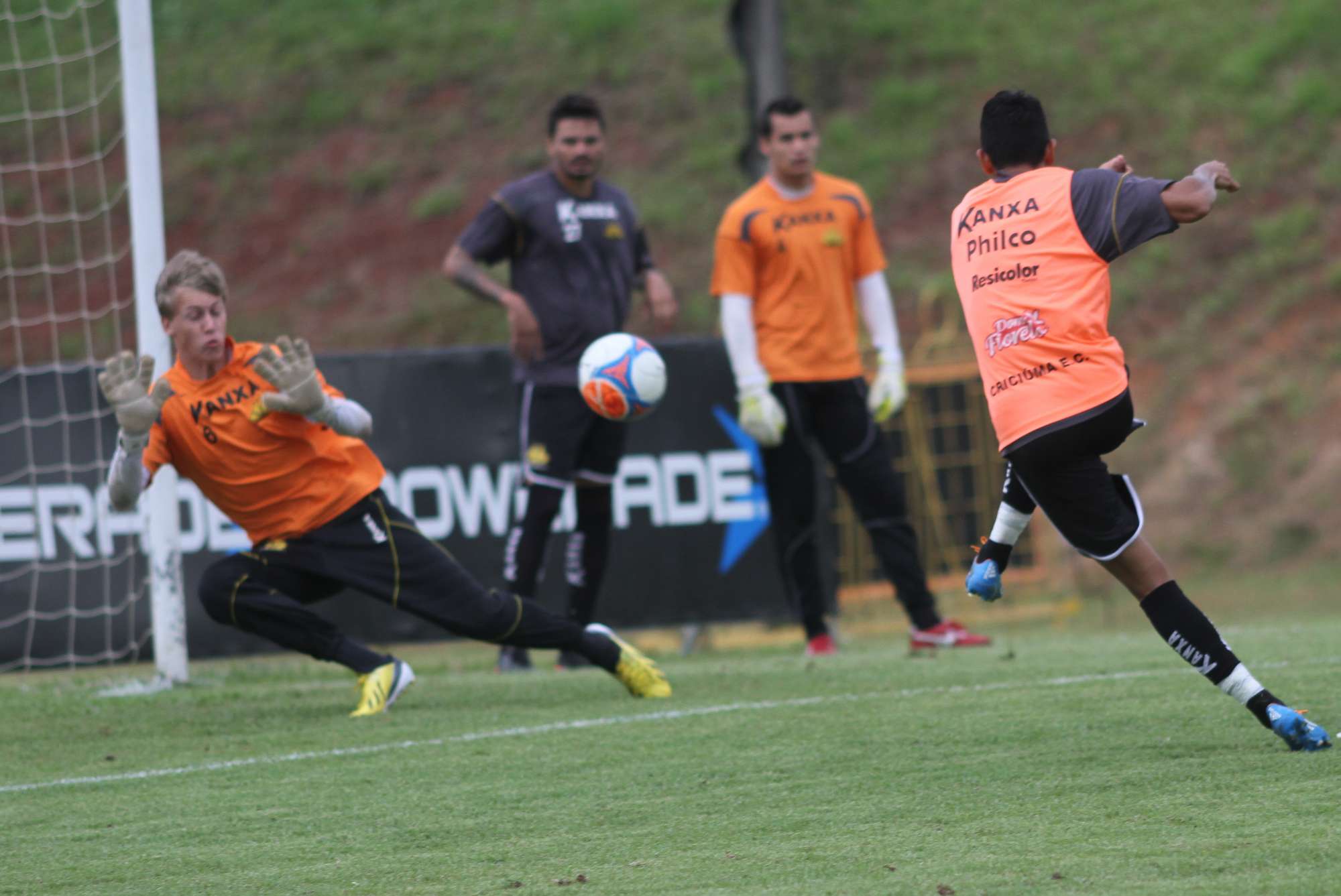 Caio Júnior comanda trabalho tático