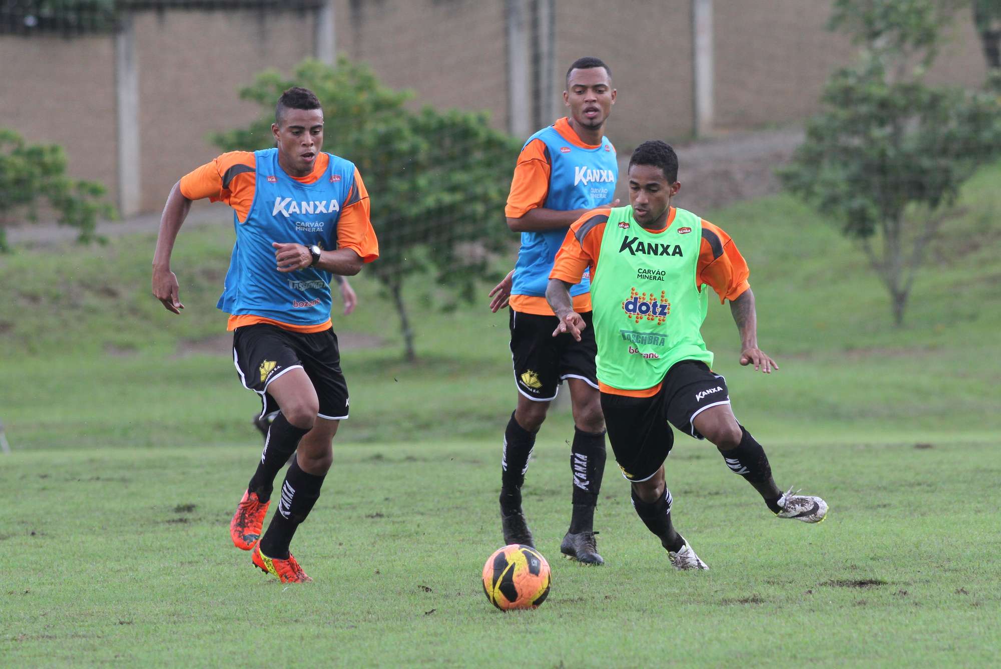 Caio comanda trabalho tático no CT